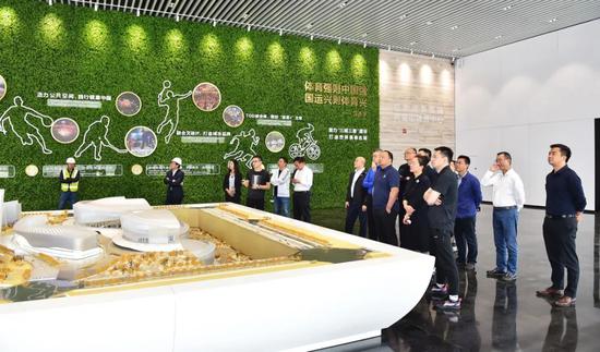 中国羽协一行考察凤凰山体育公园