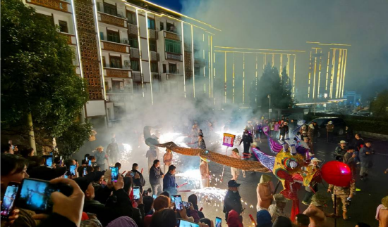 古镇居民围观石桥火龙夜间巡游。曾业 摄