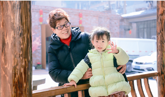 老旧小区改造后，居民脸上洋溢幸福的笑容