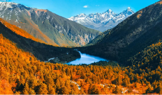 木格措秋景（中共康定市委宣传部 供图）