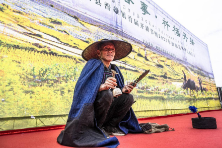畢摩進(jìn)行開耕祭祀祈福儀式
