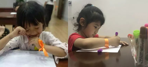 这是不知道回忆起了和爸爸的什么趣事呢?