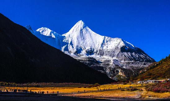 稻城亚丁央迈勇雪山(甘孜州文化广电和旅游局供图)