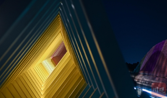 入夜，成都“马卡龙”天桥七彩夺目