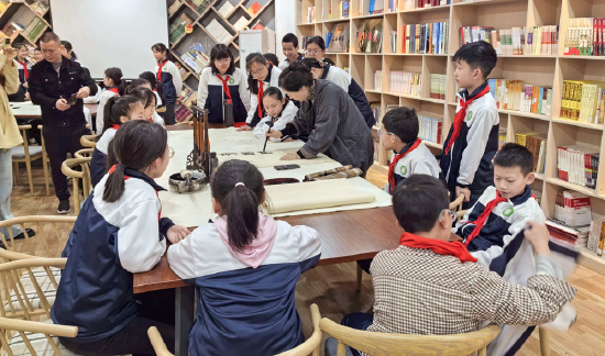 翠屏街道金华社区举办了“诗书寄哀思，文明祭先贤”读书分享会活动