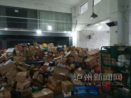 双11后剁手党进入收件高峰 泸州快递小哥