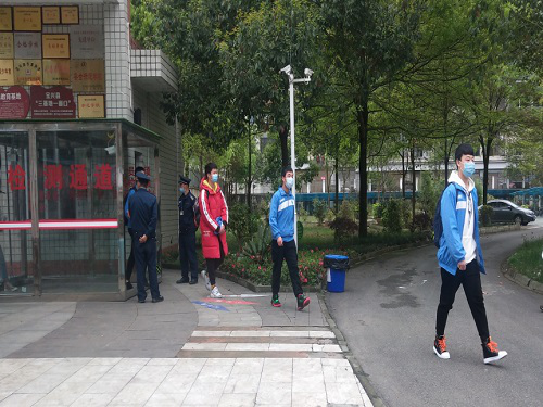 灵关中学学生体温检测后有序进入校园