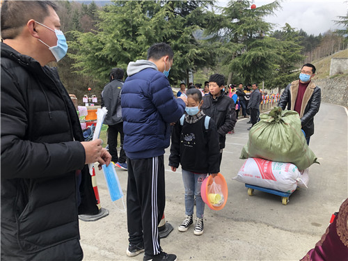 硗碛藏族小学教师为学生测温、发放口罩、搬行李