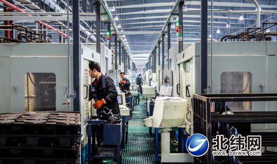 雅安經開區一企業生產車間內,工人正在趕訂單