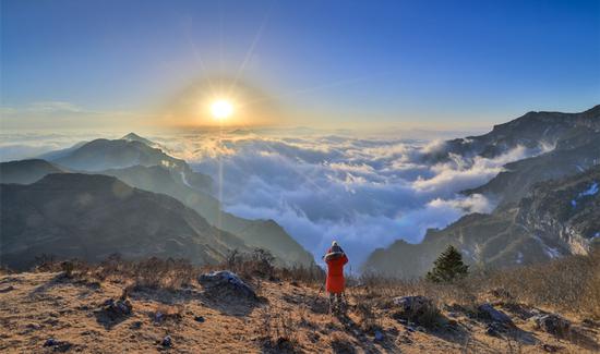 游客欣赏轿顶山风光