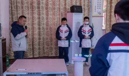 观摩渠县中学特色校本课程——人工智能机器人