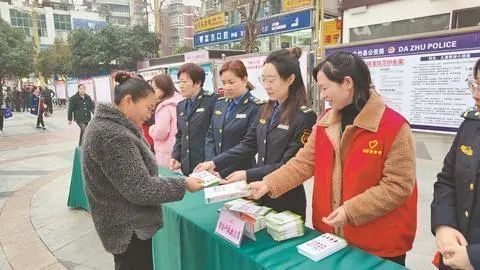 向群眾發放資料