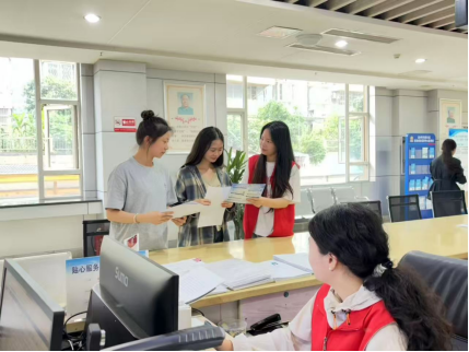 工作人员为毕业生宣传就业见习政策