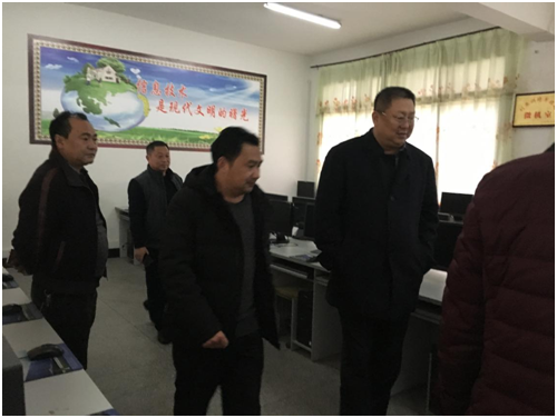 专家组一行视察学校计算机教室