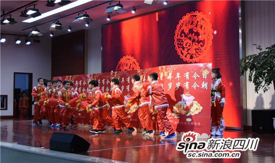 成都七中实验学校师生舞蹈《欢欢喜喜中国年》