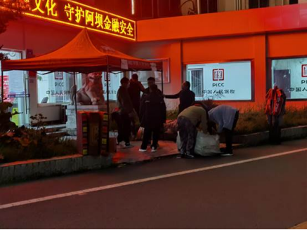 10日凌晨3点,人保财险阿坝州分公司本部大楼外设置行业首个快速报案点