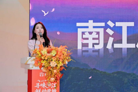 （图）南江本土旅行达人阿田在现场发布《南江黄羊美食季游玩攻略》