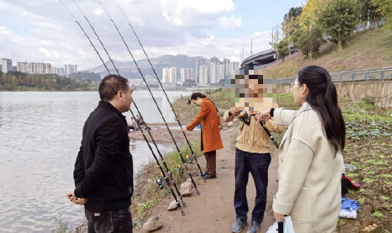 翠屏街道工作人员劝导河边违法垂钓人员禁止垂钓
