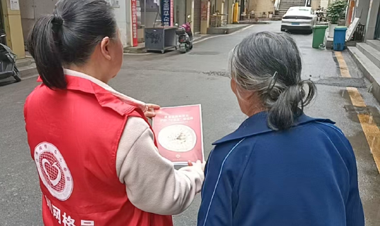 图为：翠屏街道组织网格员入小区为老人讲解国家安全知识