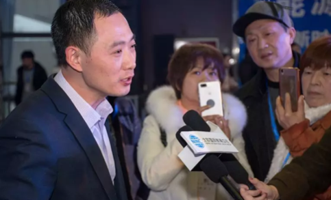 绵阳全息能源科学研究院董事长黄晨接受记者采访
