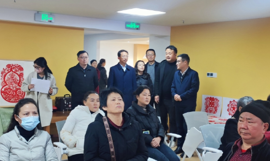 观摩育才社区学习中心“土家剪纸”教学