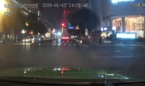 ▲川ADT6555为救孩子闯红灯