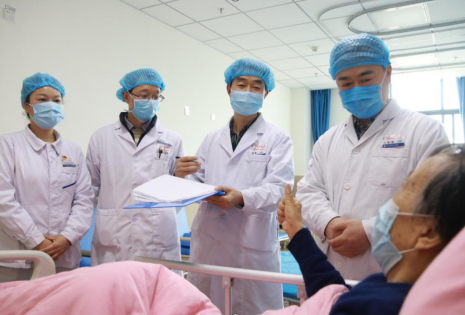 (术后医生查房,患者情况恢复良好)