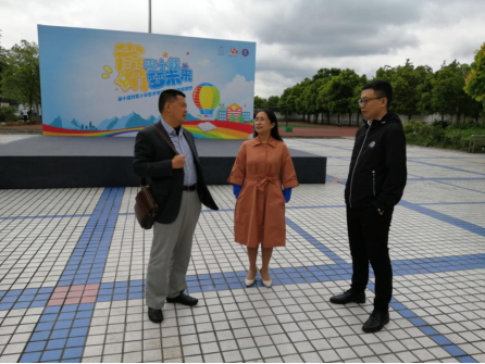 　　从左到右为：龙泉五小党支部书记罗松杰、竹瓦小学校长赵蕤、竹瓦小学副校长李万明