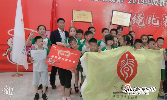 万春小学师生在现场合影