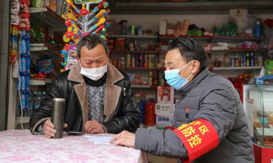 张贵强(右)入户宣传疫情防控