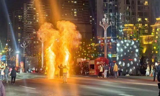 舞火龙、打铁花与火壶表演（梁乔 摄 ）