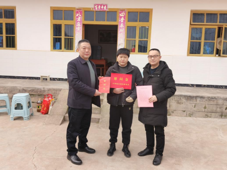(圖一)慰問見義勇為人員冉體蘭(左二)