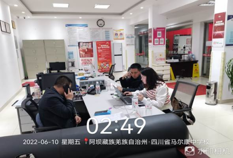 10日凌晨2点49分，人保财险阿坝州分公司营业网点灯火通明开展应急调度