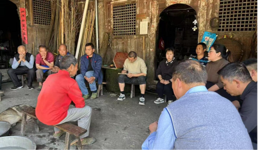 华阳村召开茯苓种植意见收集院坝会