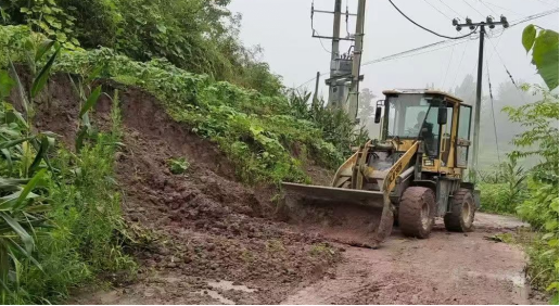 文昌村调配铲车清理道路塌方
