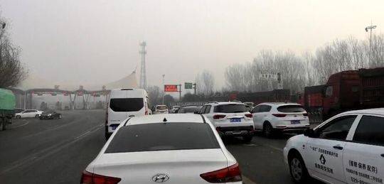 1月11日,因为大雪天气,回家必经的高速路封闭,李军一家在高速路口等待