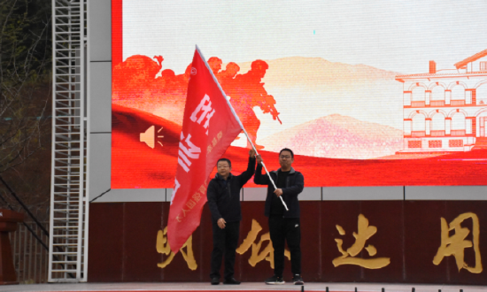 ▲张东校长为高新校区学生军训授军训团团旗。