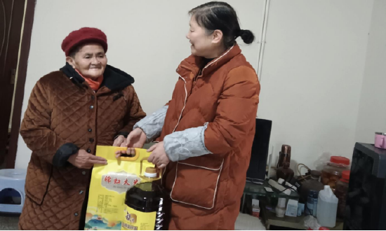 图为:慰问组入户慰问辖区低保人员