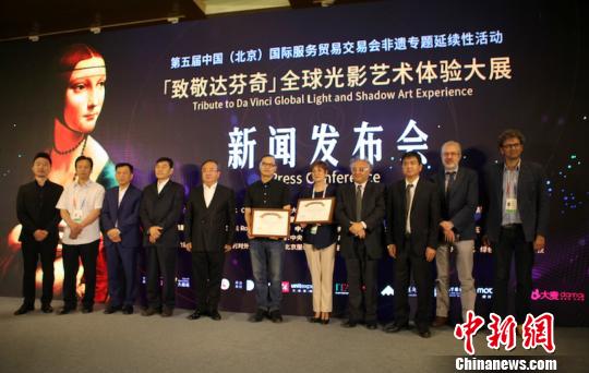 　　意大利达芬奇博物馆馆长Roberta Barsanti和中央美术学院美术馆副馆长王春辰受聘担任策展人 钟欣 摄