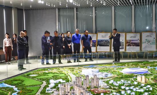 中国羽协一行考察东安湖体育公园
