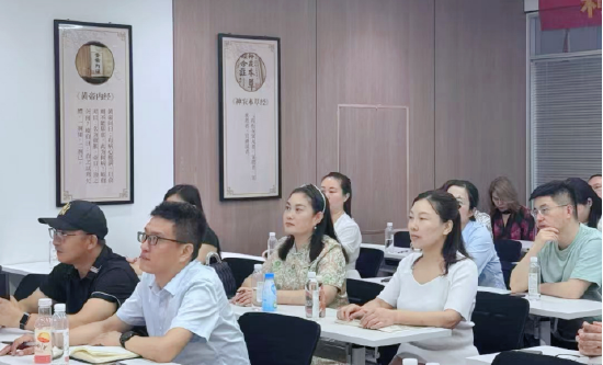 图说：举办“星火计划”公益沙龙