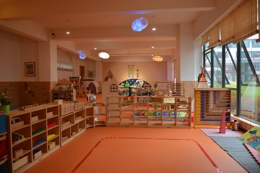 青苏职中学生手绘环创精心软装成都儿童发展教育研究中心