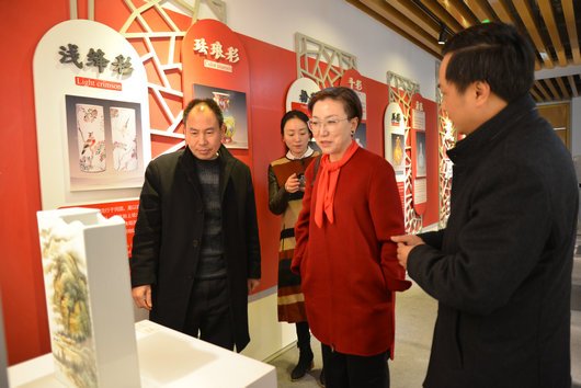 台湾幼教专家范缦卿教授对青苏职中好瓷胜玉大师作品产生浓厚兴趣