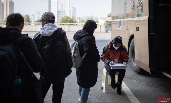 登记乘客信息