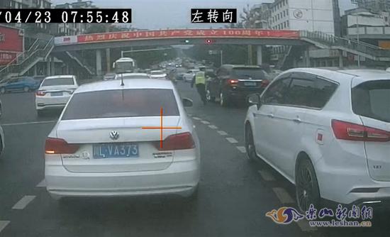 楊某某違法拒檢駕車拖行交警