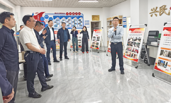 图为：翠屏街道党工委书记活动后作总结发言