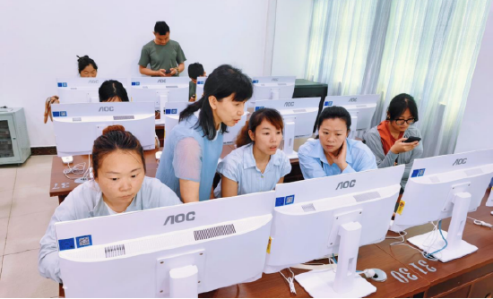  刘成军老师辅导学生计算机操作