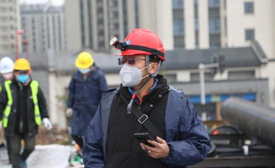 雷神山醫院施工現場正在一線工作的李海兵