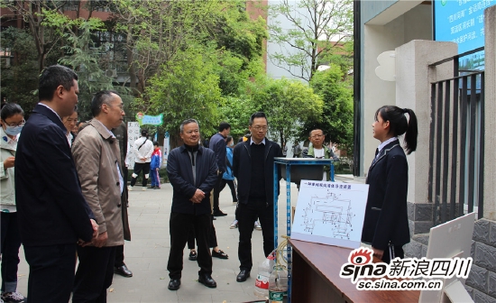 双中实验学子向高志文校长和来宾介绍综合实践活动课程探究成果
