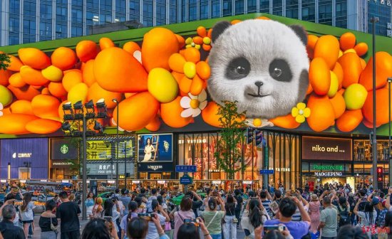 ↑春熙路太古里商圈夜景璀璨 摄影：安咏涛